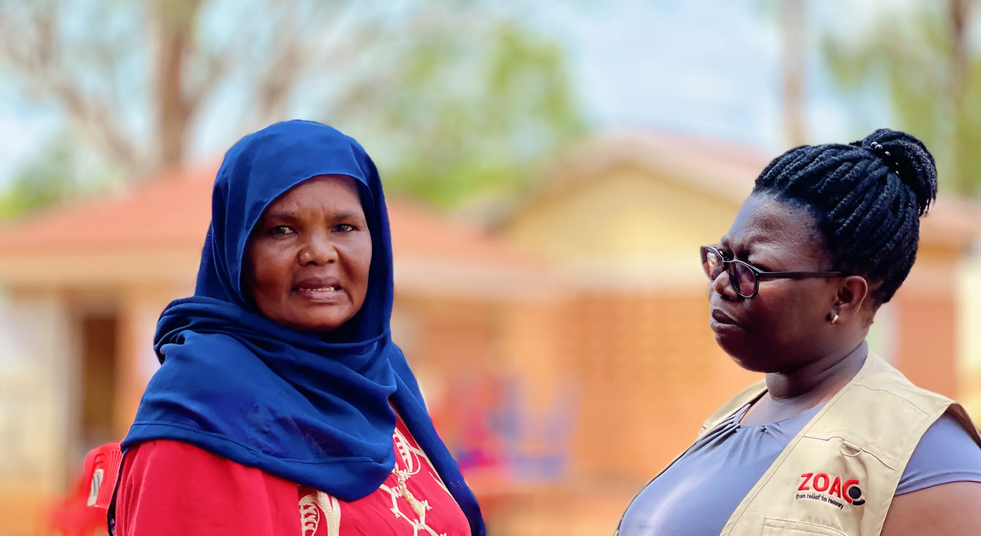 Een ZOA medewerkster en een vrouw in Kiryandongo