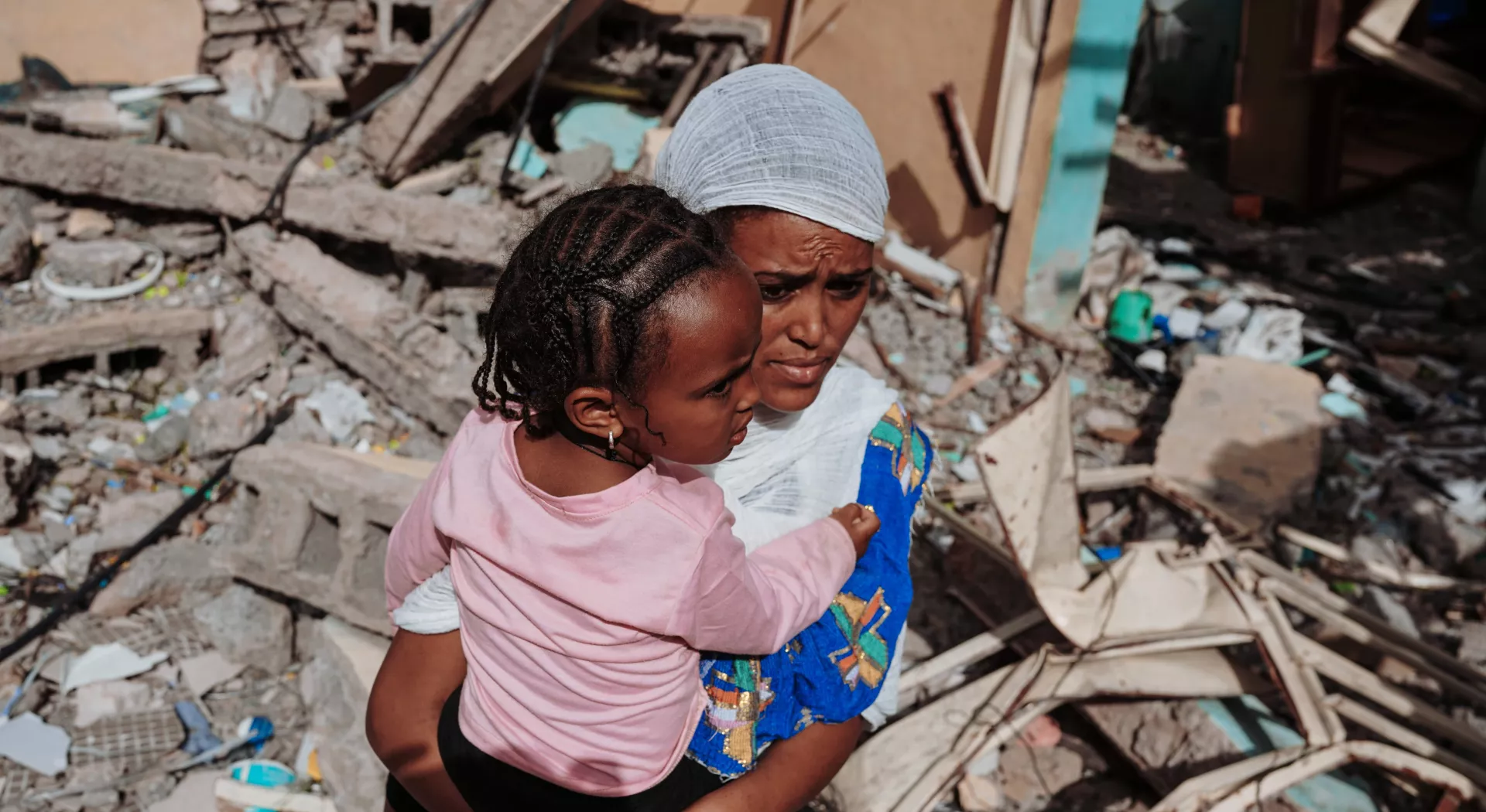 Vrouw naast haar huis