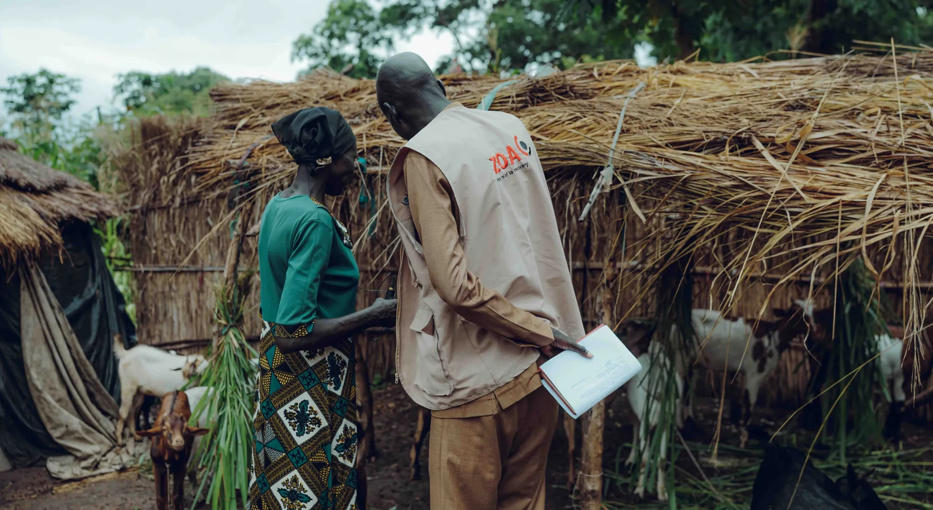 Nyariak met ZOA-medewerker