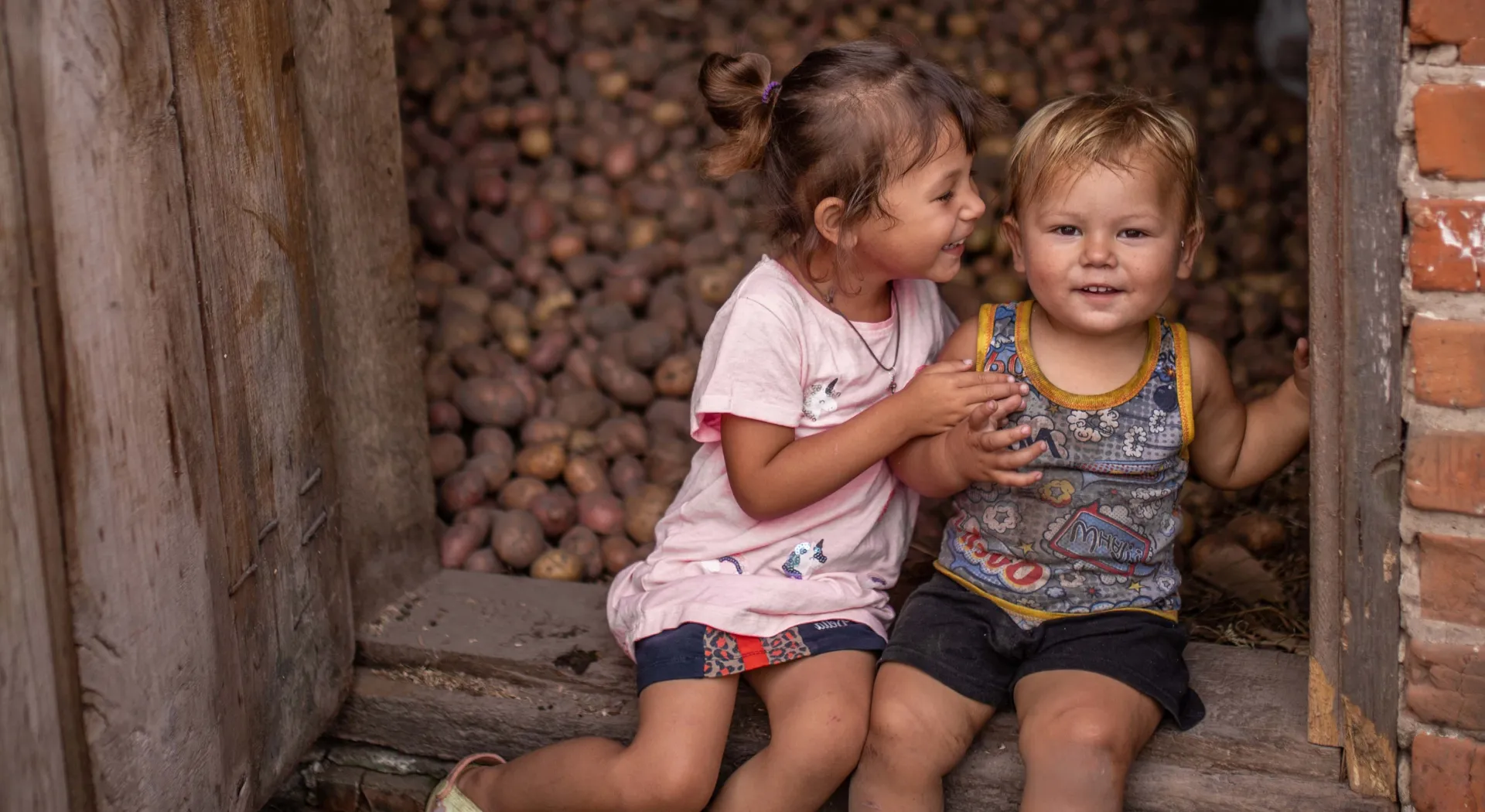 Twee kinderen in Oekraïne