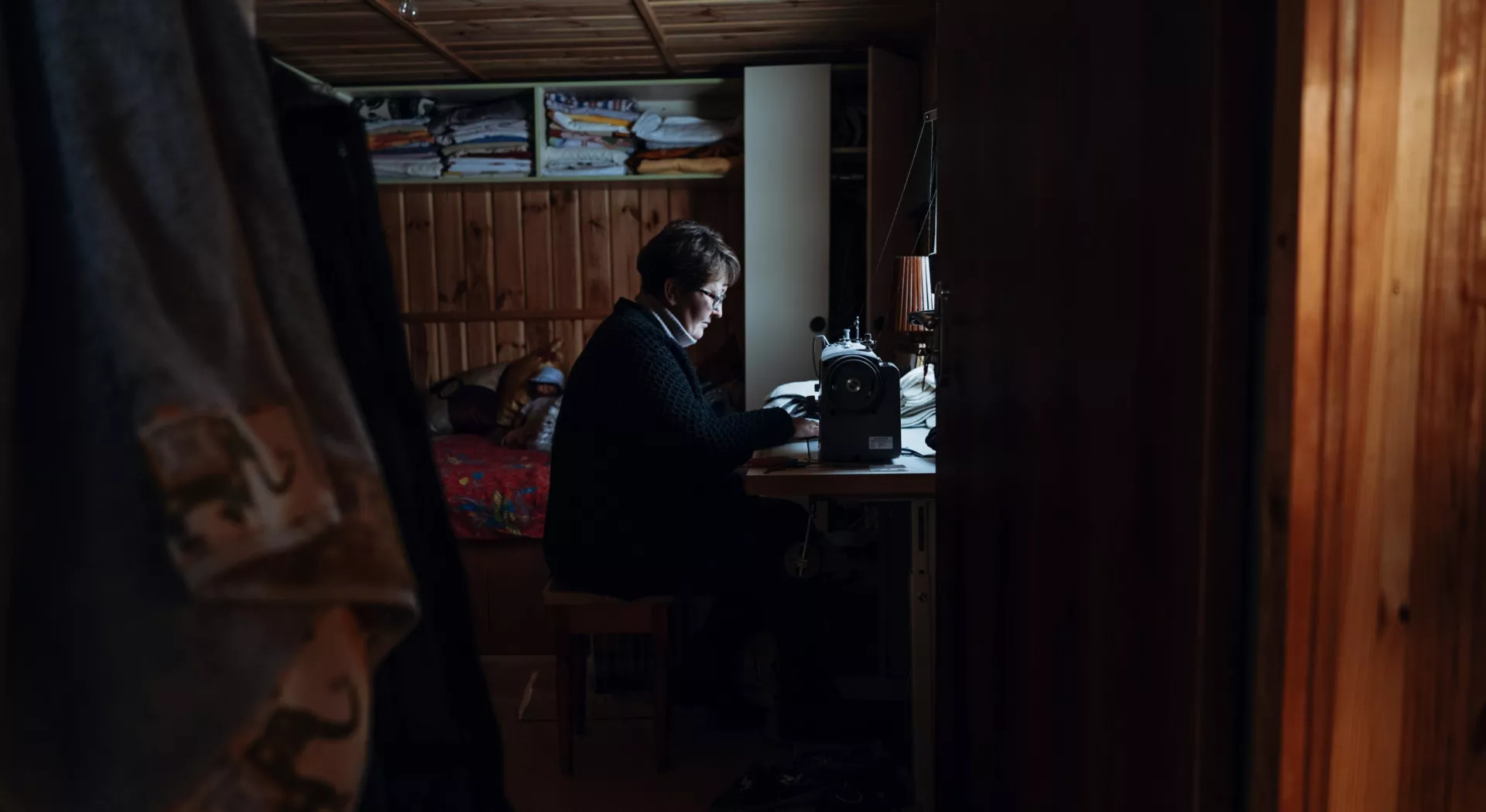 Tetiana Petryk achter haar naaimachine