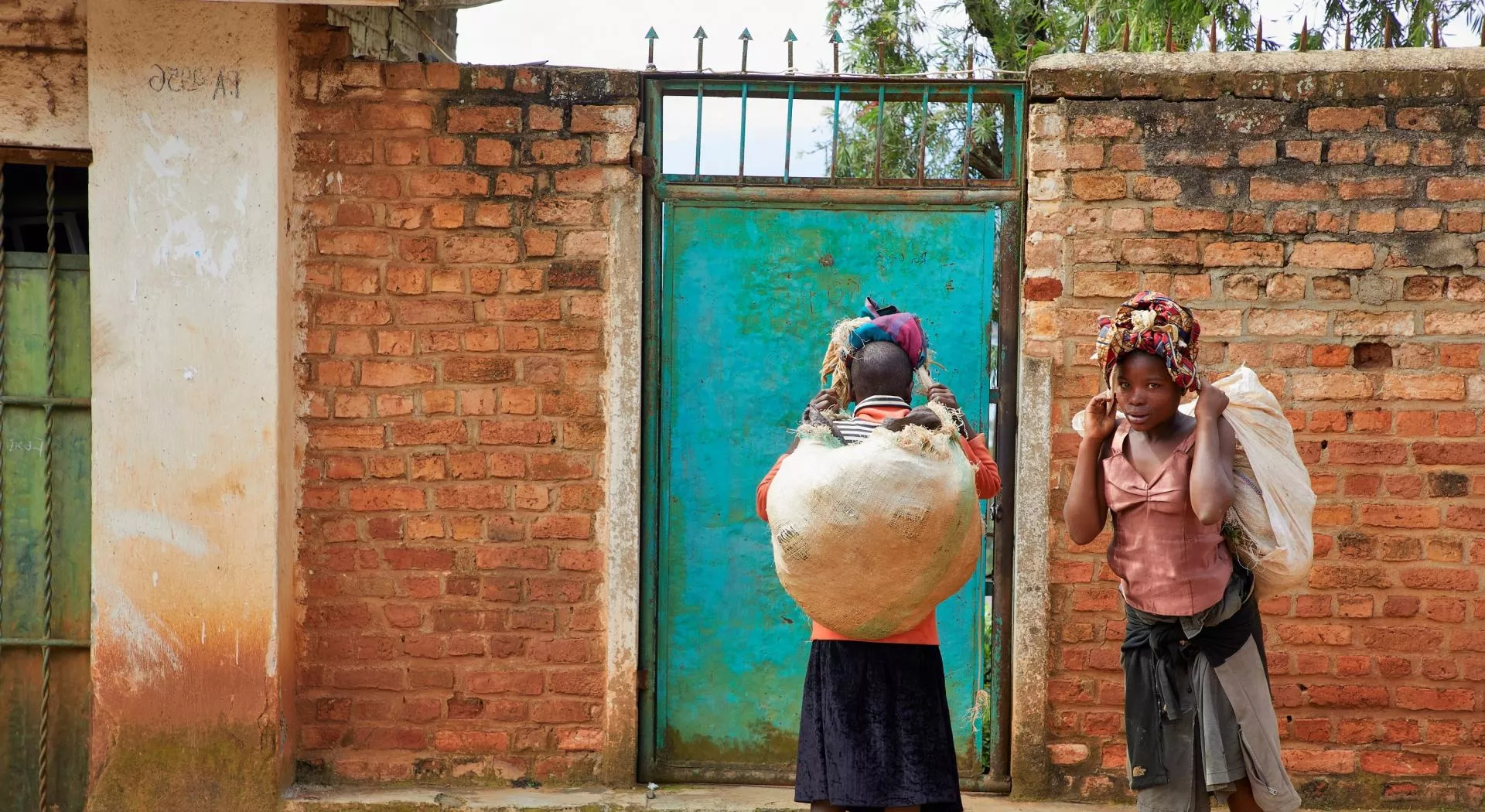 Women in Congo carrying heavy loads