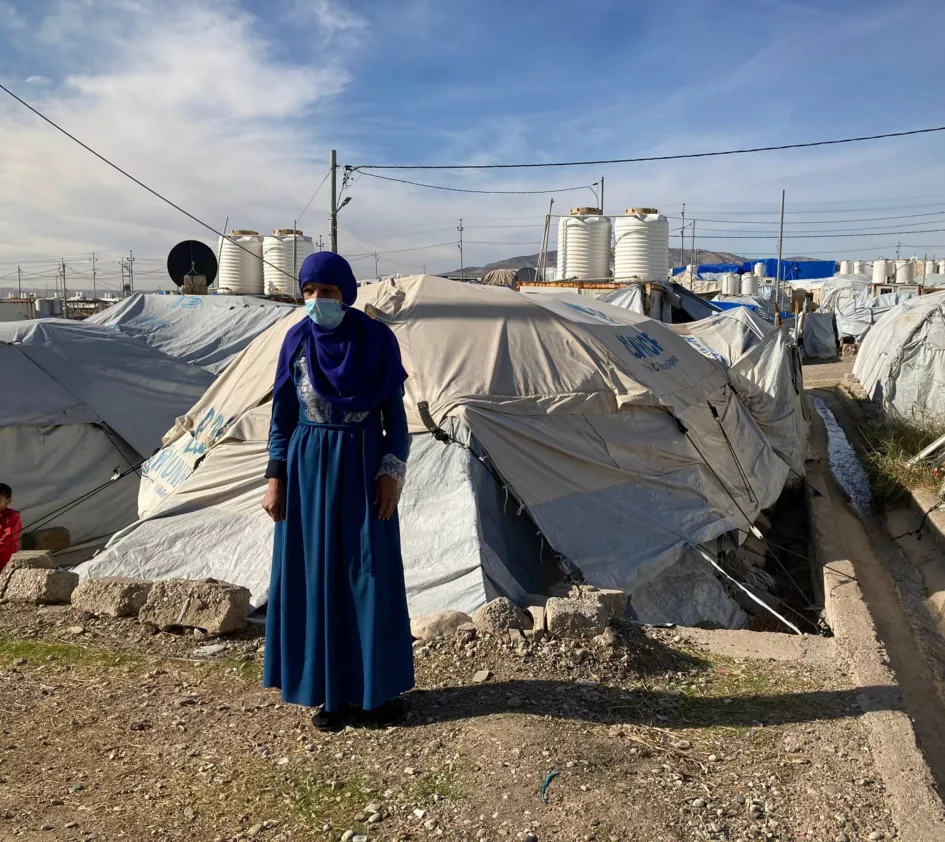 Shahinaz voor haar tent in vluchtelingenkamp Bardarash in Irak