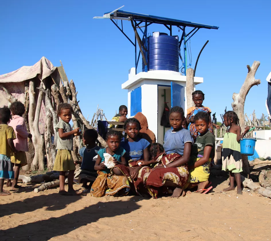 Kinderen bij een hersteld waterpunt in Marojela
