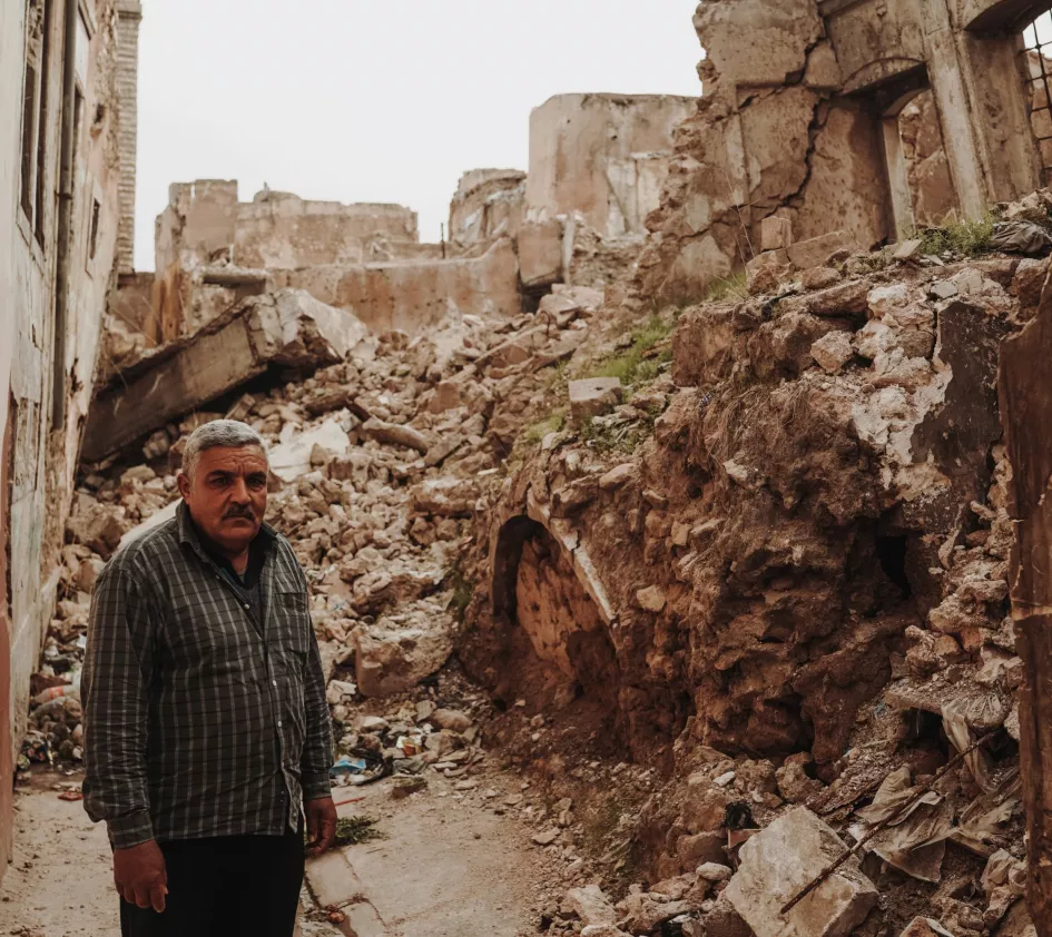 Faris bij de brokstukken van zijn huis