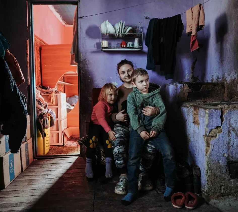 Alyna, Bohdan en Sasha in het huis van hun opa en oma