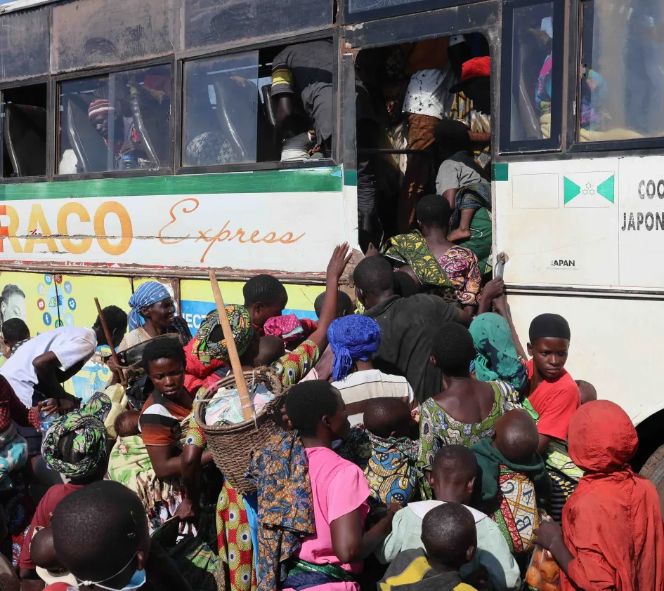 Vluchtelingen bij bus