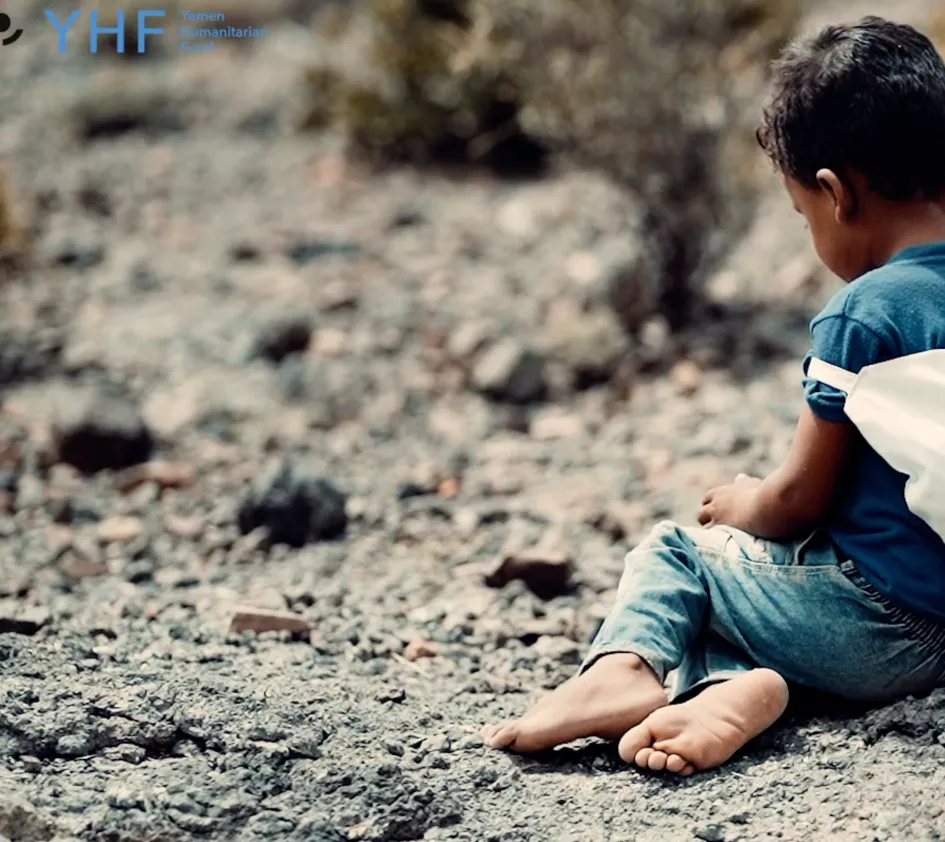 Jongetje kijkt moedeloos naar de grond