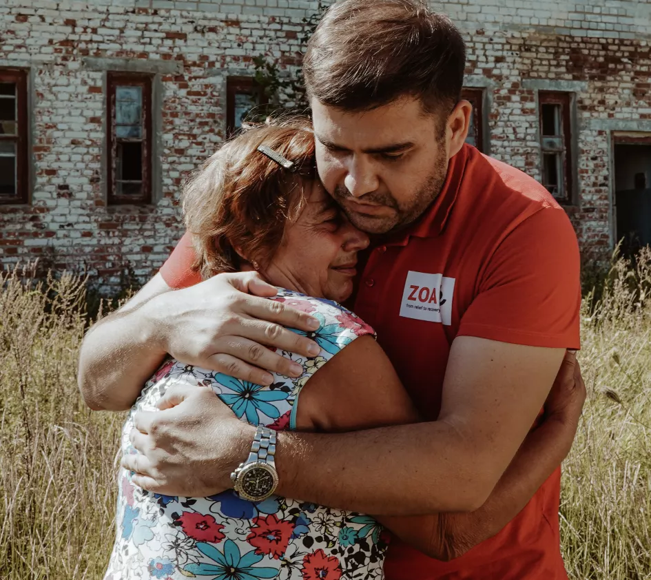ZOA employee hugs a woman in Oekraïne