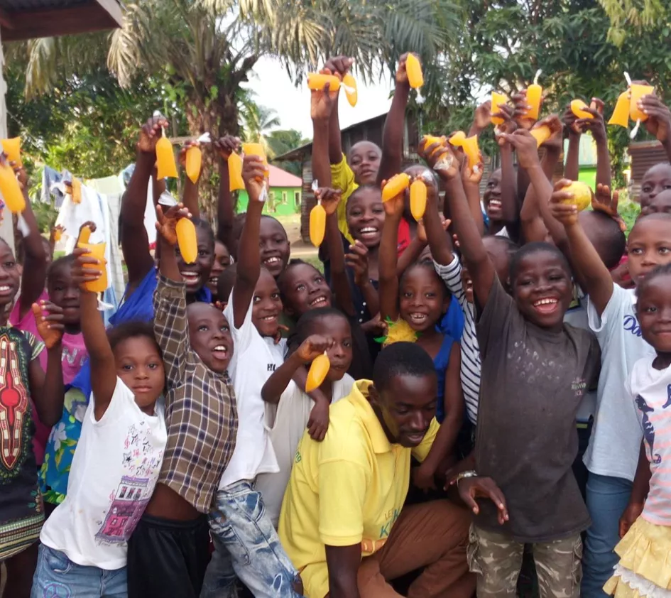 Marcy Sallor met kinderen in Liberia