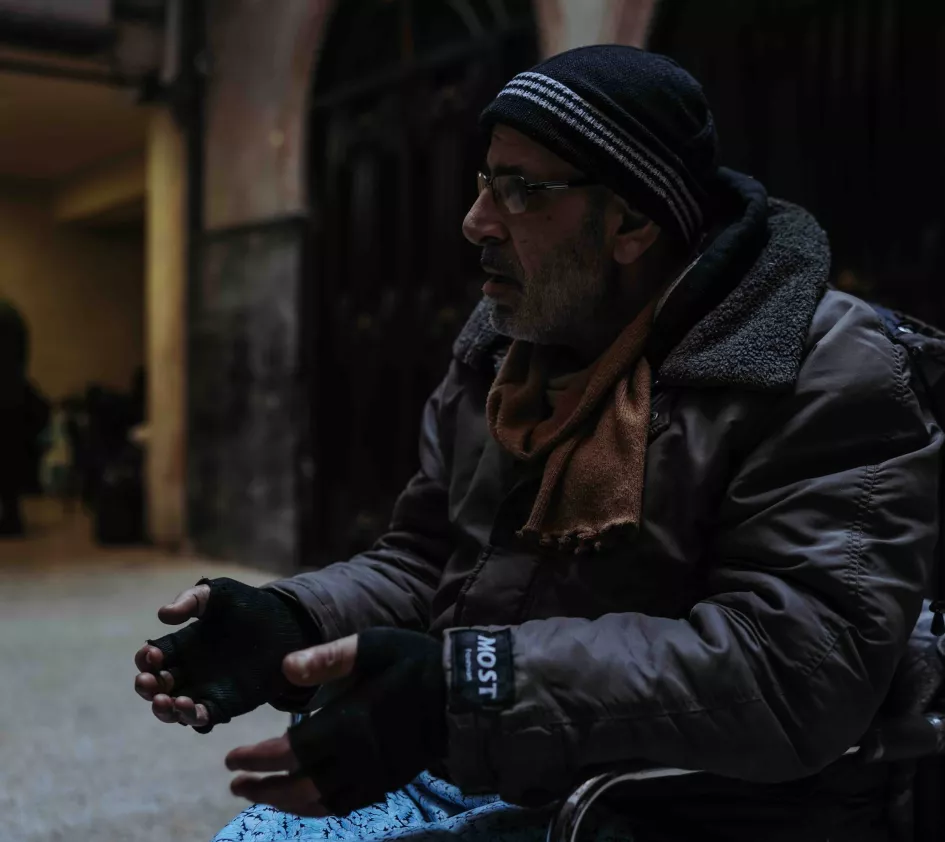 syrische man in de winter met handschoenen en muts