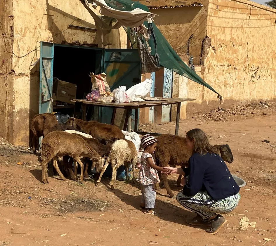 Marije Sas ontmoet een klein meisje in Sudan