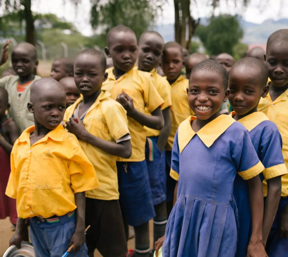 Kinderen in Uganda in schooluniform