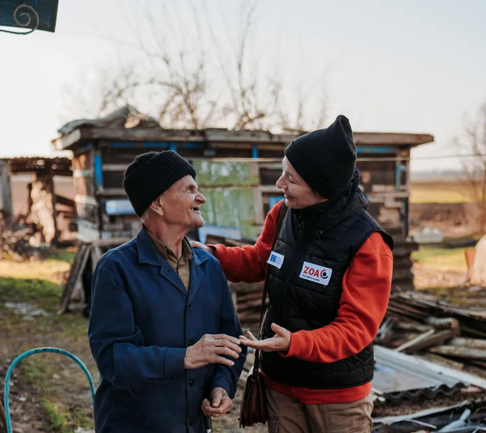 Een man en een ZOA medewerker in Oekraïne