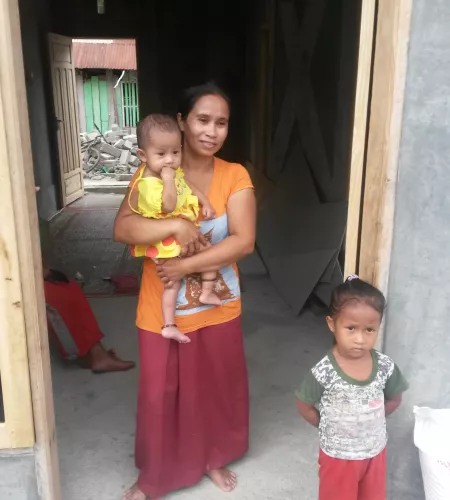 Vrouw met haar kinderen in haar nieuwe huis