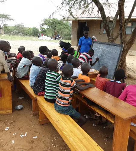 Kinderen in Uganda krijgen les in kleine groepjes