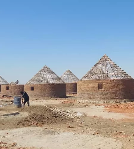 Tukuls in aanbouw door ZOA in Sudan