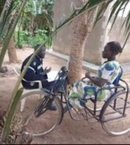 Alanyo in gesprek met dorpsgenoten