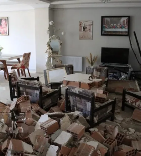 Een verwoest huis in Iran