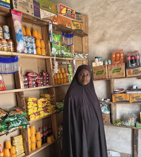 Aishatu in haar winkeltje