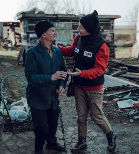 Viktor en een ZOA medewerker