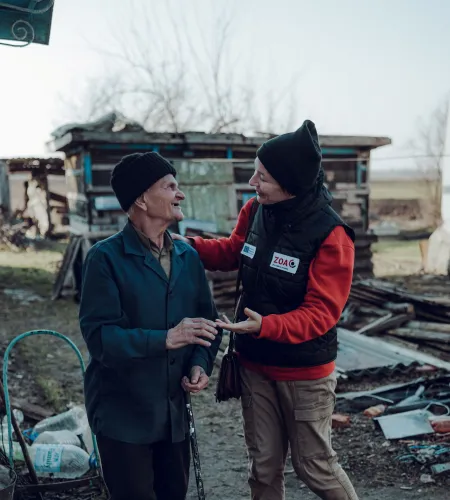 Viktor en een ZOA medewerker