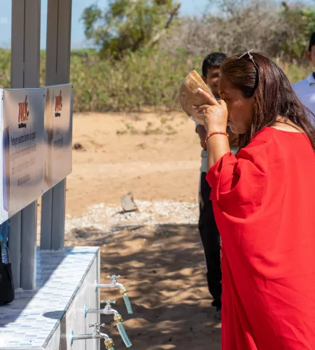 Vrouw drinkt ontzilt water