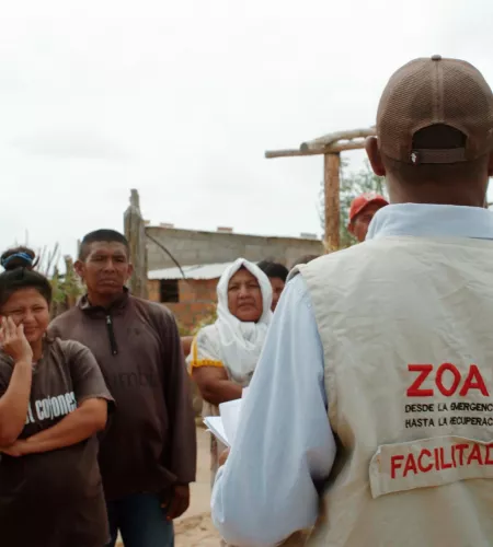 ZOA medewerker praat met mensen in Colombia