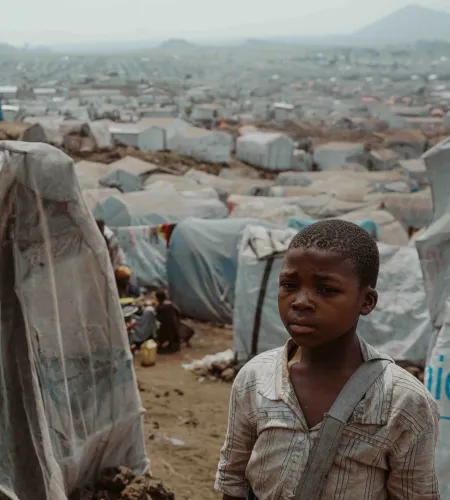 Nuru in Congo met het grote vluchtelingenkamp achter zich