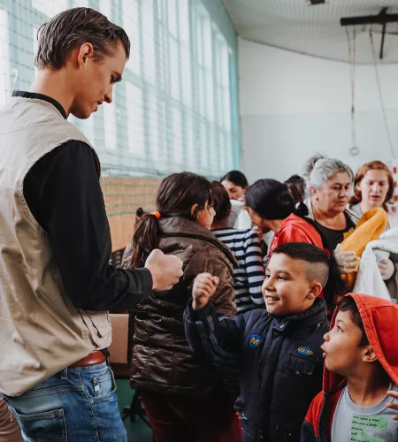 ZOA medewerker Hielke Zantema in een van de sporthallen waar vluchtelingen worden opgevangen