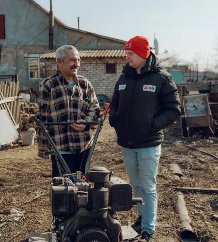 Mykola met zijn motorcultivator
