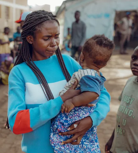Marta met haar baby in het kamp