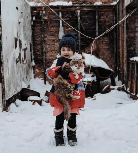 Meisje in de sneeuw in de oorlog in Oekraïne