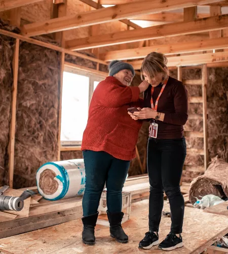 Huis in Oekraïne dat weer winterklaar gemaakt wordt