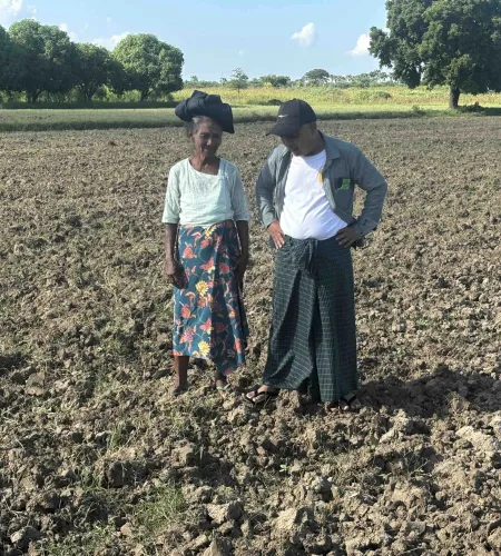 Daw Khin Nyein met een ZOA medewerker op haar land