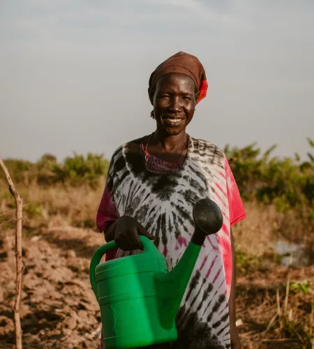 Een vrouw in Zuid-Sudan houdt een gieter vast