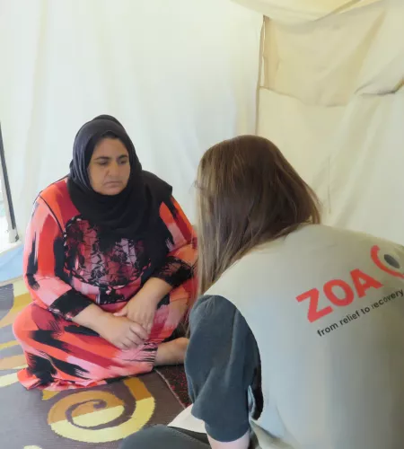 Ameena met een ZOA medewerker