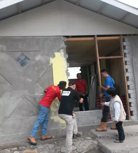 Willem van Burgsteden helpt bij huizenbouw in Indonesië na de aardbeving