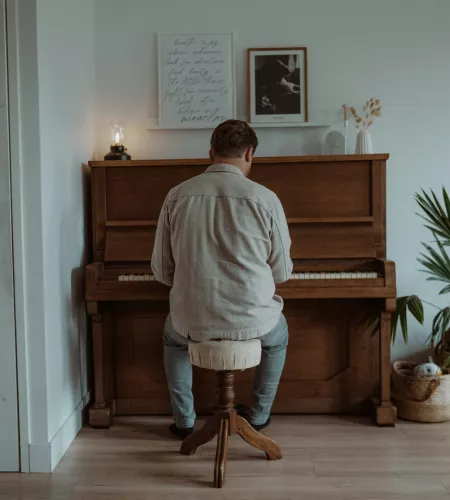 Marc achter de piano