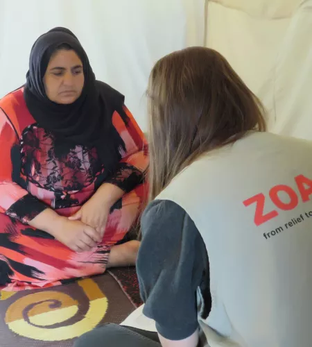 ZOA medewerker in gesprek met een vrouw in Bardarash, Irak