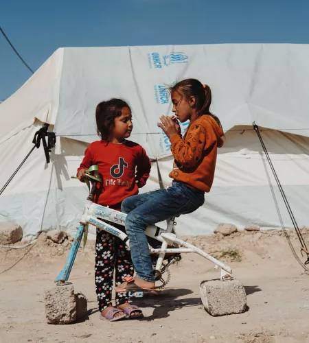 Zwei Mädchen im Flüchtlingscamp