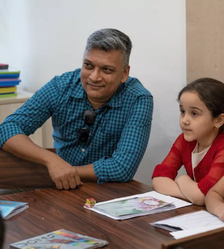 John Panga met twee kinderen in Irak