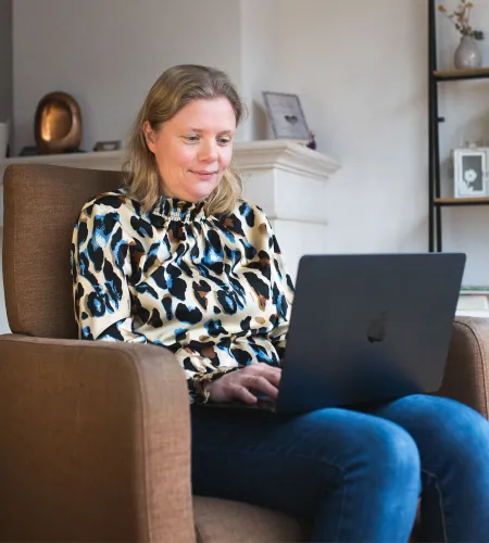 Jolanda met haar laptop