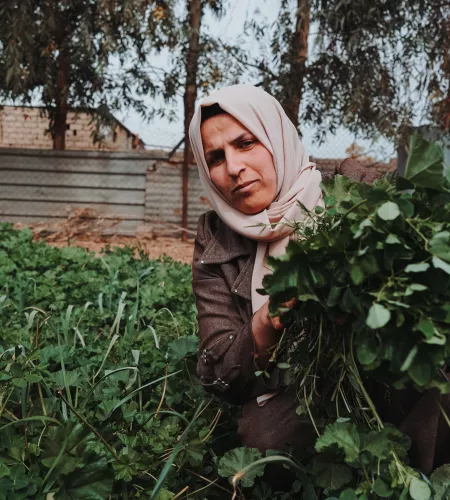 Zainab Yaseen Yousuf in haar moestuin in Irak
