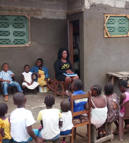 Les voor vluchteling kinderen in Liberia