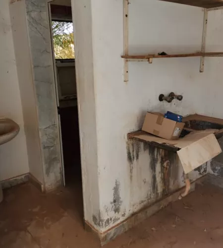 WC voor reparatie. Foto: International Medical Corps