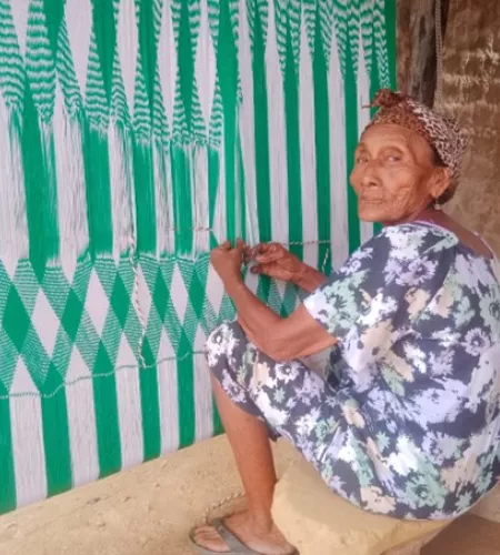 Rita weeft een hangmat om te verkopen