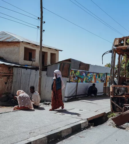 Tigray straatbeeld met uitgebrande bus