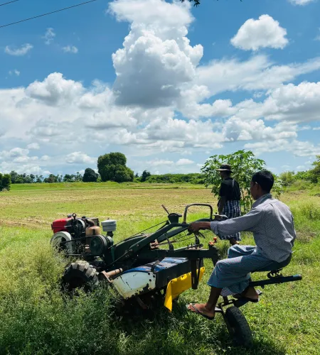 U Thein Aye op het land