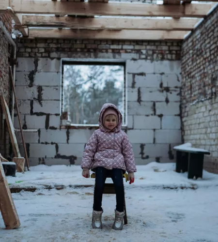 Veronika in haar kapotte huis